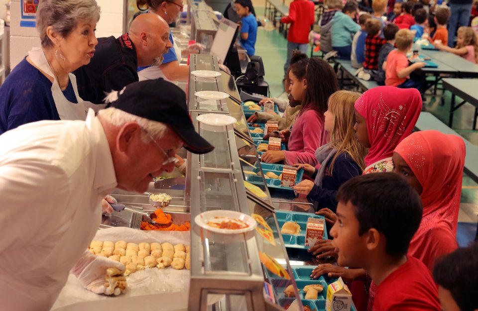 Washburn Elementary families serving lunch to students
