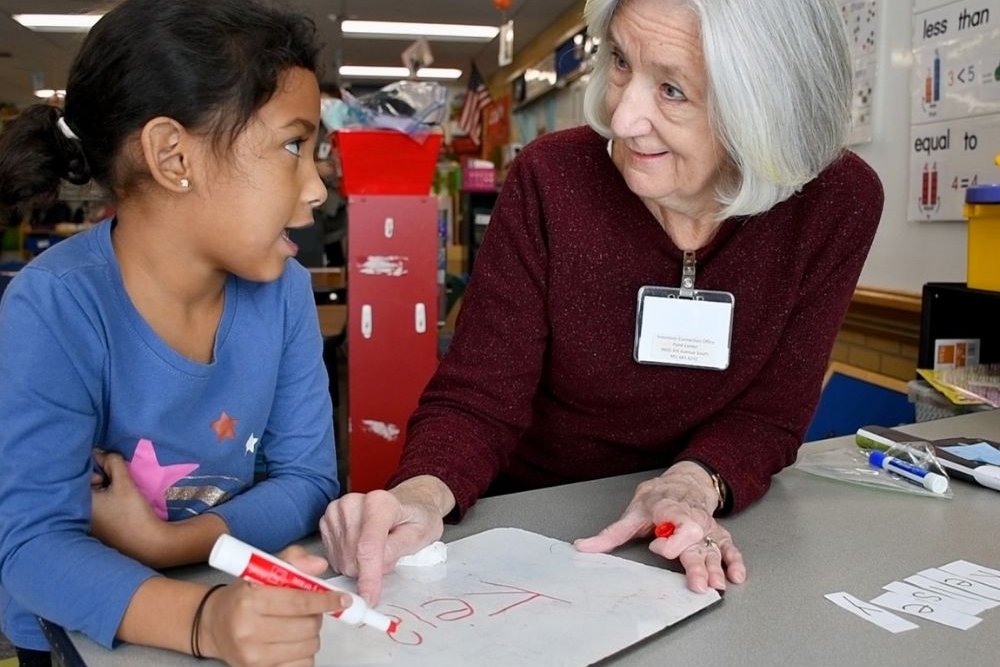 volunteer helping tutor student
